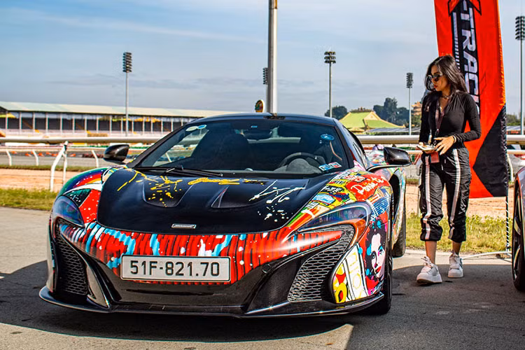 Về chiếc McLaren 650S Spider của chị H, về nguyên bản xe có màu cam Volcano Orange lúc mới về nước, sau đó được sơn lại thành màu trắng, độ thêm nắp ca pô với 2 hốc gió khoét kiểu McLaren P1. Chi tiết này nằm trong gói độ đến từ thương hiệu DarwinPRO.
