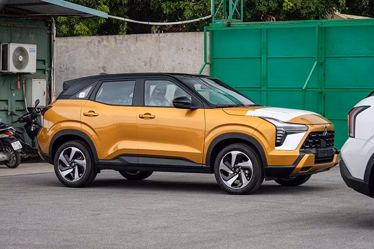 Cũng theo tư vấn bán hàng, các bản cao nhất của Mitsubishi XForce sẽ có gói công nghệ hỗ trợ lái (ADAS), bao gồm kiểm soát hành trình thích ứng, cảnh báo và giảm thiểu va chạm trước, đèn pha tự động, nhắc nhở xe phía trước di chuyển, cảnh báo điểm mù với hỗ trợ chuyển làn, cảnh báo phương tiện cắt ngang phía sau. 