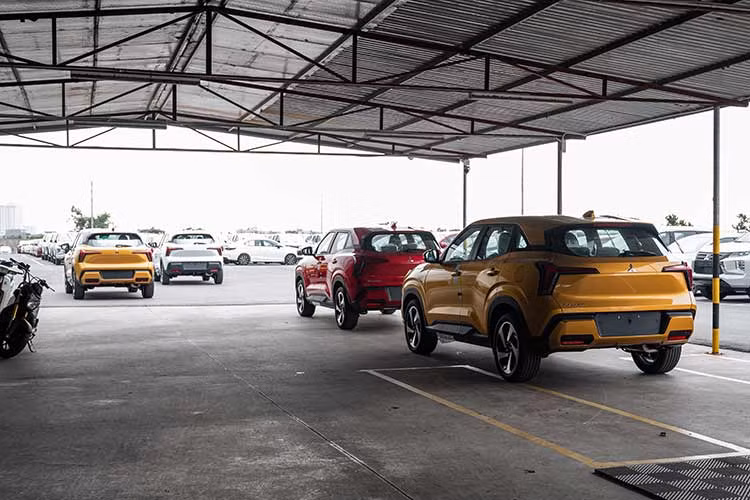 Bên trong cabin, XForce sở hữu không gian nội thất sang trọng hàng đầu phân khúc, với mặt táp-lô và tapi cửa được bọc bằng chất liệu vải mélange trong khi ghế ngồi dùng da tổng hợp.