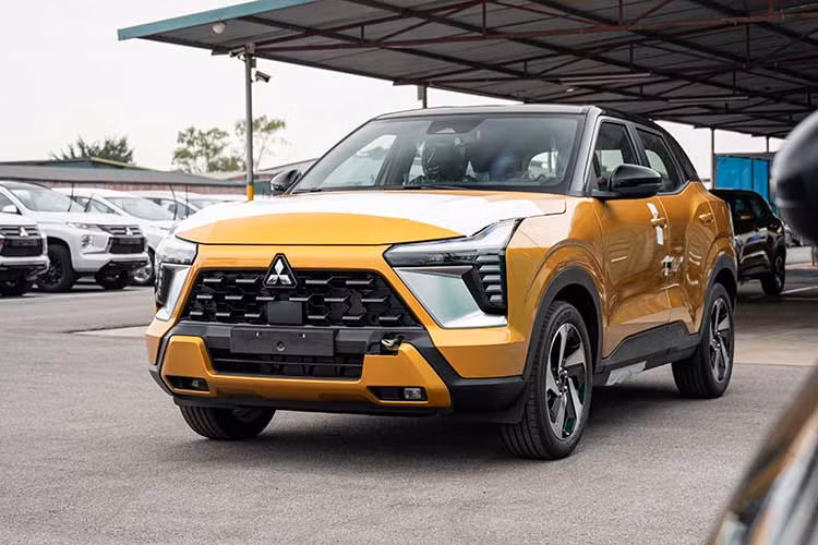 Theo nguồn tin chúng tôi ghi nhận được mới đây từ đại lý, Mitsubishi XForce 2024 mới dự kiến sẽ được giới thiệu tới người tiêu dùng Việt vào cuối tháng 12 hoặc đầu tháng 1/2024, trước Tết Nguyên đán. Xe nhập khẩu từ Indonesia và lô xe thương mại đầu tiên dự kiến bàn giao tới khách hàng sau Tết Nguyên đán. 