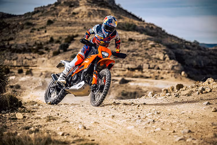 Các trang bị khác trên KTM 390 Enduro R vẫn bao gồm bánh nan hoa 21 inch phía trước và 18 inch phía sau, đi kèm lốp dual-sport kiểu gai khối.