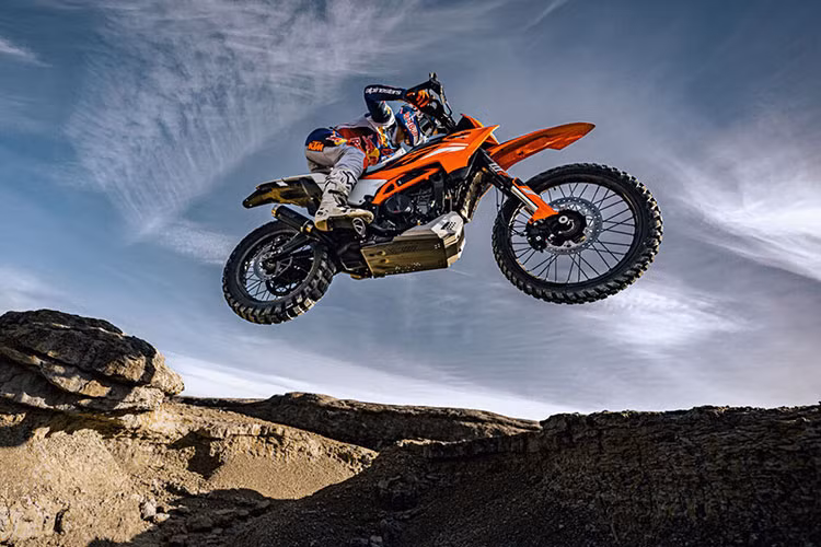 Về sức mạnh, KTM 390 Enduro R sử dụng động cơ LC4C 399cc, xy-lanh đơn, DOHC, 4 van, làm mát bằng dung dịch, sản sinh công suất tối đa 45,3 mã lực và mô-men xoắn cực đại 39 Nm. Xe đi kèm ly hợp chống trượt và hỗ trợ (slipper &amp; assist clutch), hộp số 6 cấp và quickshifter 2 chiều.