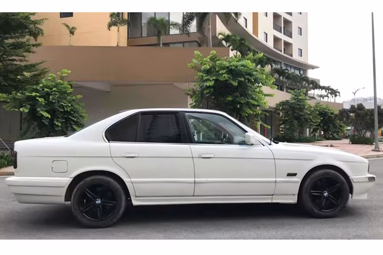 Sức mạnh được truyền xuống cầu sau (RWD) thông qua hộp số tự động 5 cấp (5 AT) hoặc sàn 5 cấp (5 MT). Phiên bản số tự động có khả năng tăng tốc từ 0 – 100 km/h trong 9,1 giây trước khi đạt tốc độ tối đa 231 km/h. Theo BMW, xe có mức tiêu thụ trung bình 11.5 l/100km (NEDC) với bình nhiên liệu dung tích 80L.
