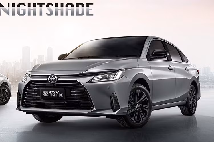Đúng như tên gọi (Toyota Yaris Ativ Nightshade), không gian nội thất của Toyota Vios phiên bản bóng đêm tại thị trường Thái Lan nổi bật với tông màu đen chủ đạo. Từ lớp da bọc ghế cho đến bảng điều khiển và các chi tiết ốp trang trí đều được bao trùm bởi gam màu đen huyền bí.