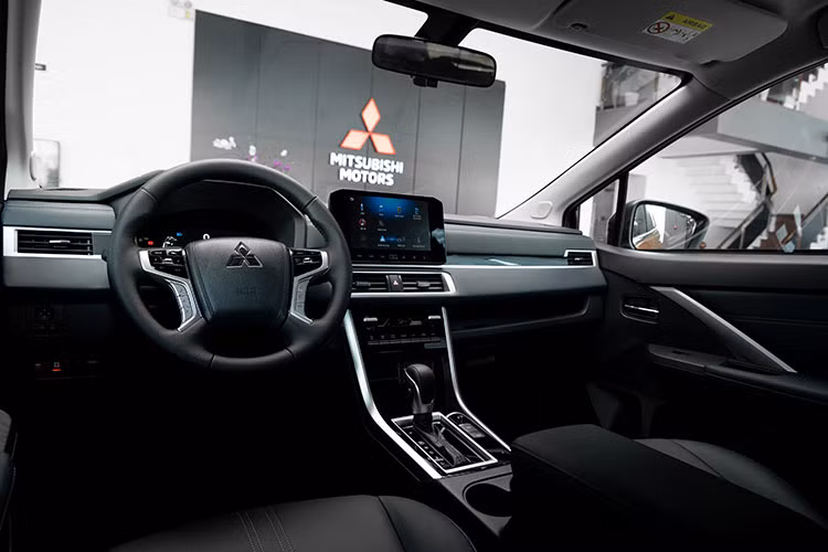 Phong cách SUV đặc trưng được thể hiện thông qua từng chi tiết trong nội thất của Xpander Cross 2023: Vô lăng 4 chấu thể thao được thừa hưởng từ mẫu xe Pajero Sport tích hợp các phím điều khiển đa chức năng mang đến sự thuận tiện trong quá trình thao tác và vận hành xe.