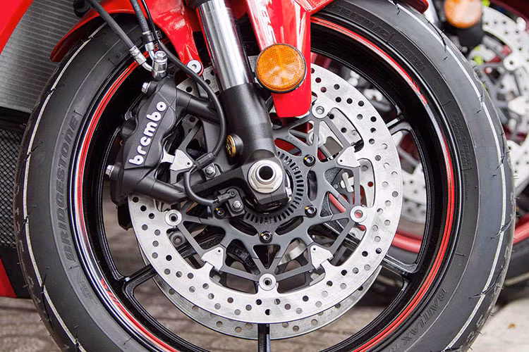 Các hệ thống điện tử hiện đại là thứ mà thế hệ siêu môtô GSX-R1000 hiện tại còn thiếu, chính vì vậy hãng xe Suzuki đã bổ sung cho chiếc xe mới này hệ thống điều khiển lực kéo 10 chế độ, hệ thống hỗ trợ xuất phát Launch Control, tay ga điện tử, chuyển số nhanh, 3 chế độ lái...