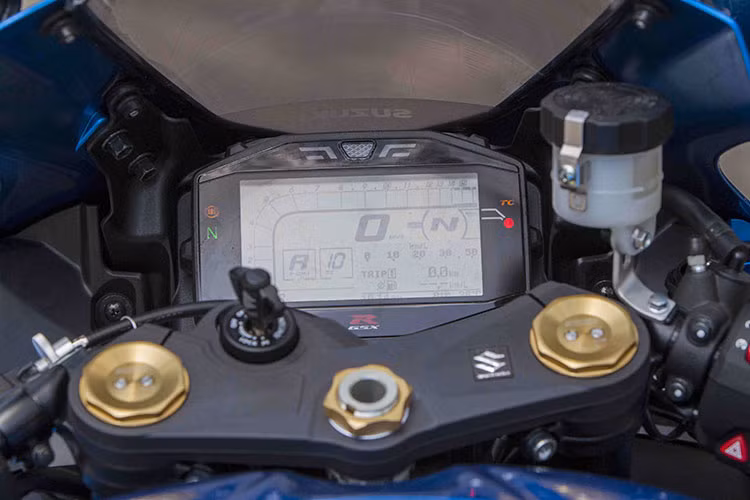 Bình xăng của Suzuki GSX-R1000 2017 có thiết kế thấp hơn trước để người lái "núp gió" hiệu quả hơn. Trước mặt người lái là bảng đồng hồ LCD hoàn toàn mới, hiển thị đầy đủ thông tin cần thiết. Trên mẫu xe mới này, Suzuki cũng thay thế khung tiêu chuẩn với những tinh chỉnh nhằm gia tăng khả năng linh hoạt cho xe.