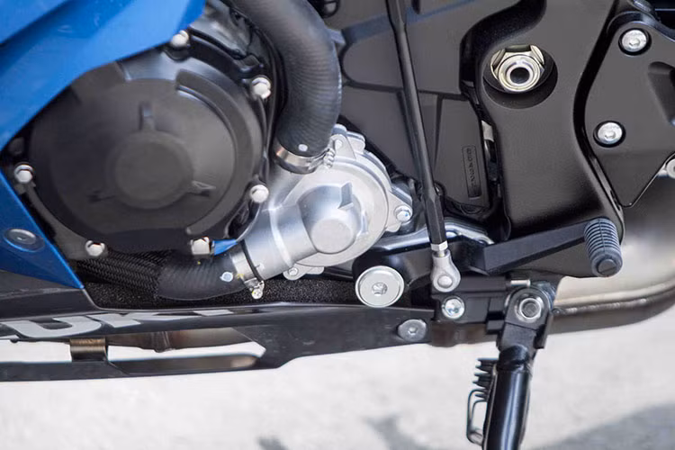 "Trái tim" của Suzuki GSX-R1000 2017 là khối động cơ 4 xy-lanh thẳng hàng, dung tích 999,8 cc, sản sinh công suất tối đa 202 mã lực tại vòng tua máy 13.200 vòng/phút và mô-men xoắn cực đại 117,6 Nm tại vòng tua máy 10.800 vòng/phút. Động cơ nằm trong bộ khung được thiết kế theo phong cách của những chiếc xe đua MotoGP.