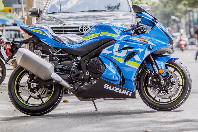 Mẫu xe GSX-R1000 ABS 2017 có độ cao yên ngồi lái 825mm, khoảng sáng gầm 130mm, bình nhiên liệu 16 lít và tự trọng 201kg. Động cơ nằm trong bộ khung được thiết kế theo xe đua MotoGP. Theo hãng xe Suzuki, bộ khung của dòng siêu mô tô này đã được giảm trọng lượng so với trước.