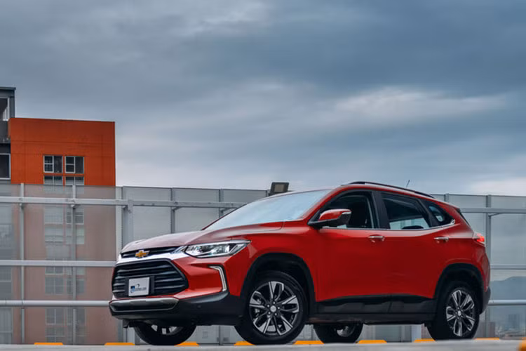 Tại thị trường Trung Quốc, giá xe Chevrolet Tracker 2021 có mức bán ra dao động từ 118.900 - 139.900 Nhân dân tệ (420 - 494 triệu đồng). Khi mua mẫu xe này, khách hàng Trung Quốc có thể chọn các màu sơn ngoại thất như trắng, đen, xám, đỏ và xanh dương.
