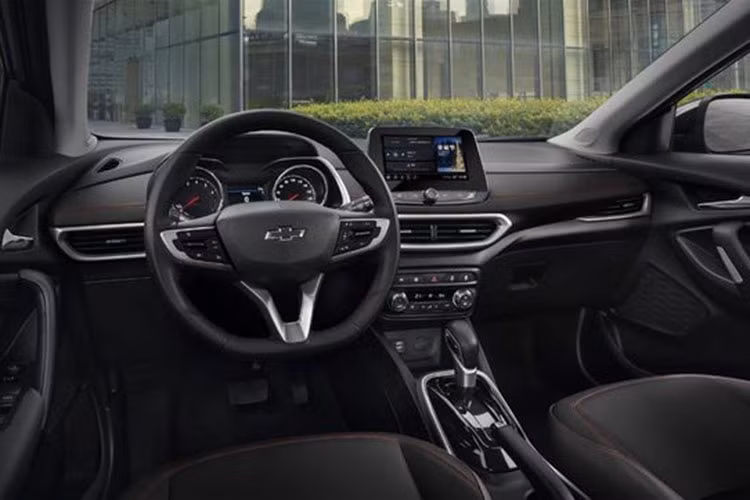 So với ngoại thất, nội thất của Chevrolet Tracker 2021 được cải tiến nhiều hơn. Theo đó, bản LT của mẫu SUV cỡ B này được trang bị nội thất bọc da màu xanh đậm phối đen và ghế thể thao mới. Riêng bản Redline đi kèm nội thất bọc da màu đen với chỉ đôi màu đỏ và vô lăng vát đáy bọc da tiêu chuẩn.