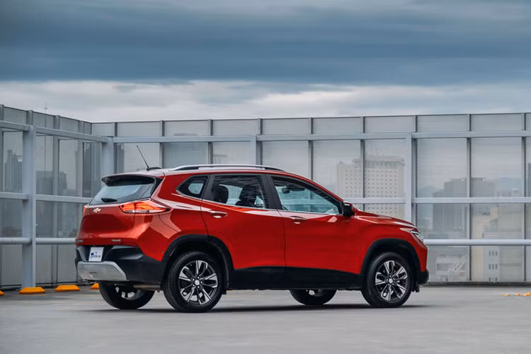Về an toàn, Chevrolet Tracker 2021 tiếp tục được trang bị phanh khẩn cấp tự động, phát hiện người đi bộ, cảnh báo va chạm phía trước, hỗ trợ giữ làn đường, cảnh báo chuyển làn đường, cảnh báo áp suất lốp và camera lùi.