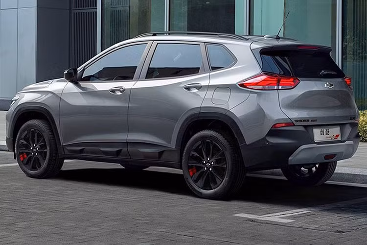 Về thiết kế ngoại thất, Chevrolet Tracker 2021 không thay đổi so với phiên bản cũ. Xe vẫn được trang bị lưới tản nhiệt chia làm 2 tầng và nối liền với cụm đèn pha cũng như khe gió hình chữ L ngược ở 2 góc cản trước. Tiếp đến là sườn xe dập gân khỏe khoắn, "cơ bắp", vành hợp kim 5 chấu kép ở bản cao cấp và lốp Bridgestone.