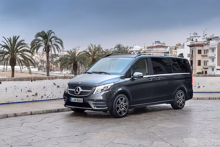 Phiên bản Mercedes-Benz V 250 AMG mới sở hữu gói ngoại thất thể thao AMG với nhiều chi tiết đặc trưng như cản trước 3 khoang, lưới tản nhiệt kim cương và mâm xe thể thao AMG 19-inch 7 chấu kép. Kết hợp với kính khoang sau tối màu và chiều dài vượt trội, V 250 AMG gây ấn tượng với vẻ ngoài nam tính và đầy sức hút ngay từ ánh nhìn đầu tiên.
