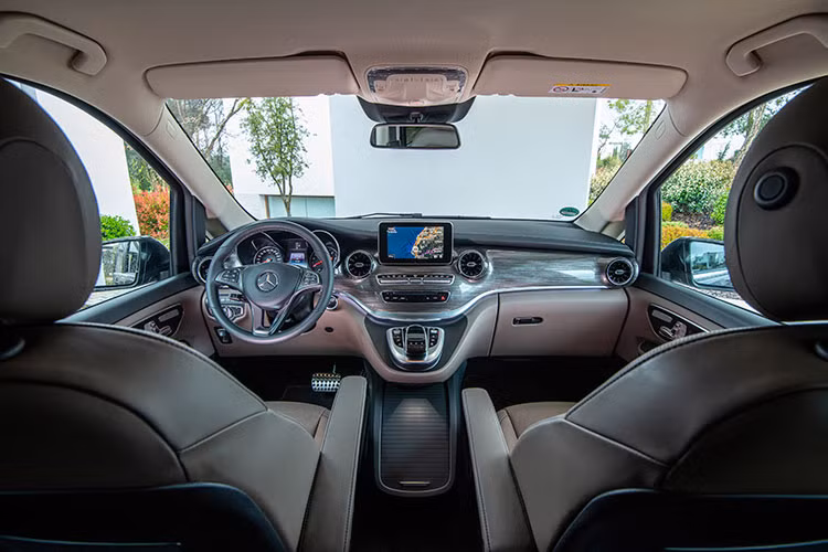 Bên trong, khoang nội thất của Mercedes-Benz V 250 Luxury sử dụng các vật liệu cao cấp như da, gỗ và hợp kim nhôm với độ hoàn thiện cao. Nội thất V 250 Luxury được ốp trang trí với họa tiết sọc đôi chạy ngang khắp mặt tablo, mang đến cảm giác thoáng đạt cho hành khách.