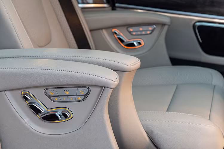 Sự khác biệt của V 250 AMG so với V 250 Luxury nằm ở phía sau. Hàng ghế giữa với 2 ghế thương gia cỡ lớn điều chỉnh điện với bộ nhớ ghế riêng biệt, tích hợp cả đệm đỡ bắp chân mang đến sự riêng tư và thoải mái tối đa cho hành khách. Đặc biệt, 2 ghế thương gia này còn có chức năng massage. Ngoài ra, xe còn sở hữu hệ thống âm thanh Burmester® với 15 loa và tổng công suất 640 watt.
