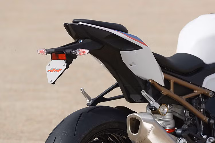 Rất may là BMW không hoàn toàn từ bỏ thiết kế bất đối xứng trên thân xe, trong khi yếm xe bên trái có thiết kế mở thì yếm phải vẫn có thiết kế mang cá mập đặc trưng. Duôi xe cũng thay đổi rất nhiều, cụm đèn hậu sắc sảo nhấp nháy ở thế hệ cũ đã hoàn toàn biết mất, thay vào đó là cặp đèn xinhan LED tích hợp đèn phanh.
