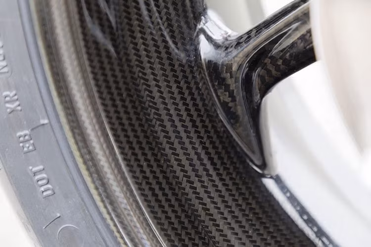 Phiên bản cao cấp nhất Pro M Sport sẽ có các trang bị cao cấp như bộ vành bằng sợi carbon, ắc-quy siêu nhẹ và bộ điều chỉnh khung gầm giúp thay đổi chiều cao yên xe. Do sử dụng nhiều loại vật liệu nhẹ, khối lượng ướt của S1000RR 2019 chỉ dừng ở mức 197 kg dù được trang bị thêm hàng loạt công nghệ mới.