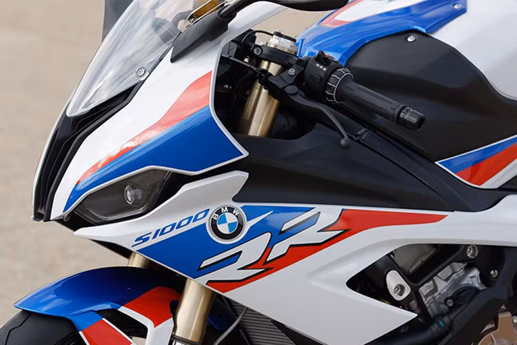 Trước đây, S1000RR cũng từng nhận được một đợt cải tiến thiết kế vào năm 2015, đáng chú ý là vị trí đèn pha được đổi ngược lại và ống xả mới. Tuy nhiên, thiết kế mới ở phần đầu xe đã trở thành sự thật dù các fan của "cá mập" hoàn toàn không thích sự thay đổi này.