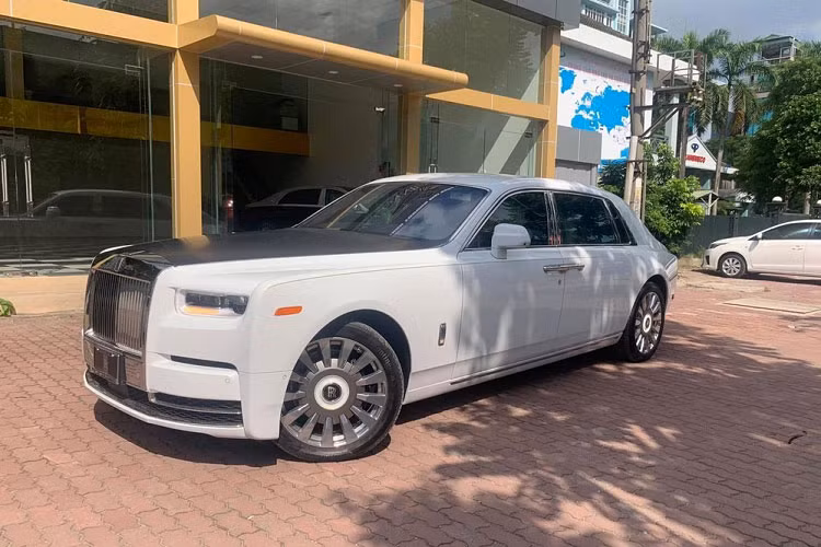 Hiện chưa rõ giá xe Rolls-Royce Phantom Tranquillity hàng hiếm này khi về Việt Nam, dự đoán rằng khi ra biển trắng ước tính nó sẽ khoảng hơn 65 tỷ đồng. Được biết, Rolls-Royce Phantom Tranquillity có mức giá bán tương đương đến 17,7 tỷ đồng tại thị trường Dubai.