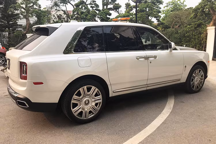 Rolls-Royce Cullinan tại Việt Nam sở hữu ngoại thất màu trắng tuyệt đẹp và tinh tế (giông màu chiếc mà siêu sao Cristiano Ronaldo sở hữu). Mẫu xe này đã đánh dấu sự thay đổi toàn diện của hãng xe Anh Quốc bởi từ trước tới nay, Rolls-Royce vẫn chỉ được biết tới là một hãng xe chỉ sản xuất các dòng xe siêu sang gầm thấp.
