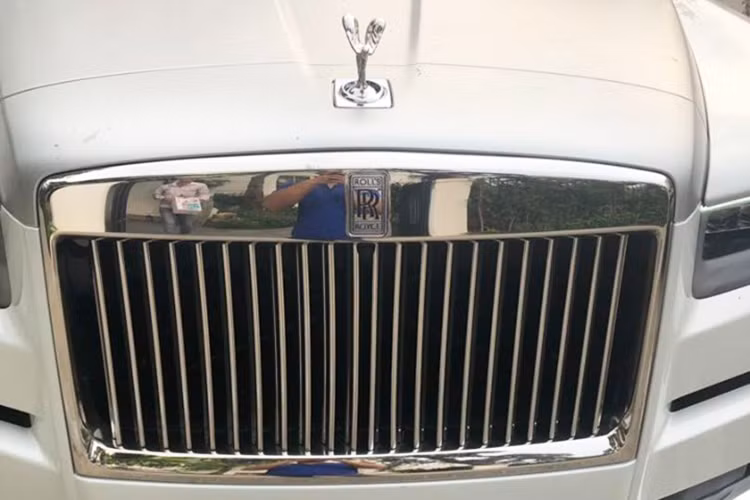 SUV siêu sang Rolls-Royce Cullinan 2019 được trang bị cụm đèn pha hình chữ nhật không hầm hố như loại trên Phantom 2018, nhưng được thiết kế theo phong cách vuông vắn hơn. Bên trên đèn pha, phần gờ của nắp capô không được thiết kế mượt mà, nhiều đường cong khiến nó thanh thoát và đẹp hơn hẳn những chiếc SUV khác.