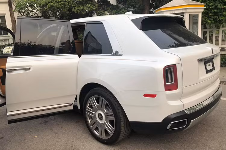 Trang bị an toàn của xe bao gồm: hệ thống nhìn đêm với tính năng phát hiện thú vật hoặc người đi bộ băng qua đường, cảnh báo người lái mất tập trung, 4 camera cho tầm nhìn bao quanh xe,... Ngoài ra, theo hãng xe siêu sang Rolls-Royce công bố, Cullinan mới còn có khả năng offroad đỉnh cao với cơ chế dẫn động AWD thay cho RWD trên các mẫu xe trước đây.