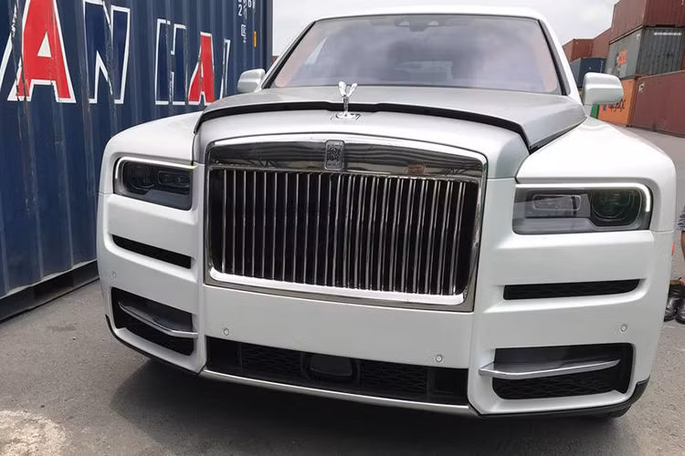 Tại thị trường Mỹ, hiện mẫu SUV siêu sang Cullinan phiên bản 2019 sẽ được bán với giá từ 325.000 USD (tương đương khoảng 7,39 tỷ đồng), tất nhiên con số này chưa bao gồm các tuỳ chọn xa xỉ khác. Dự kiến, giá xe Rolls-Royce Cullinan chính hãng tại Việt Nam có giá bán tiêu chuẩn khoảng 41,277 tỷ đồng (đã bao gồm VAT).