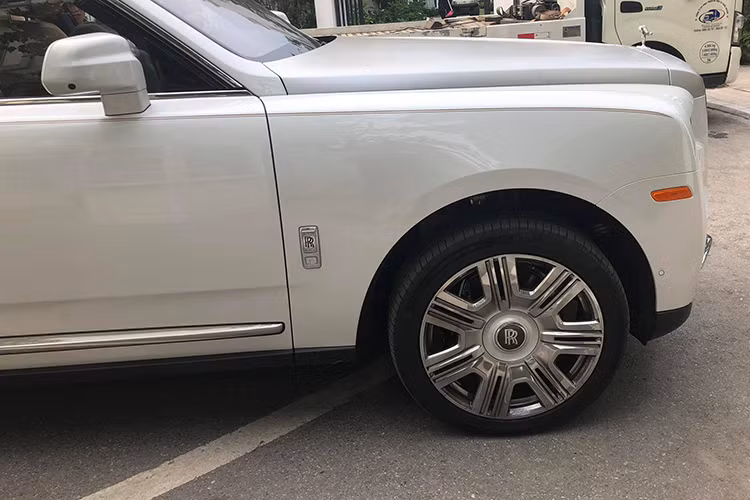 Dung tích khoang hành lý của xe là 560 lít và 600 lít khi tấm chắn phía sau được bỏ. Lần đầu tiên trên một chiếc Rolls-Royce, ghế sau có thể gập xuống, tạo dung tích khoang hành lý lên đến 1.930 lít và chứa đồ vật dài tối đa 2.245mm. Chi tiết thiết kế này đã phá vỡ truyền thống từ trước đến nay trên xe Rolls-Royce, biến Cullinan thành mẫu xe thực dụng nhất. 