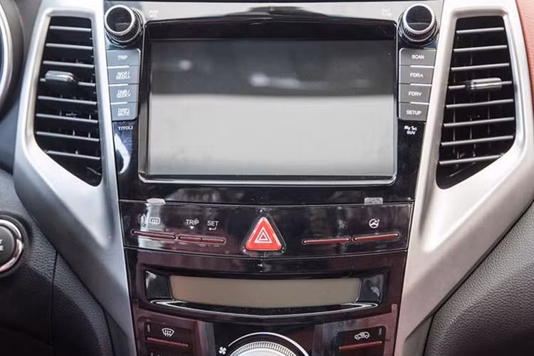 Bên trong xe cũng được trang bị màn hình thông tin giải trí cảm ứng rộng 7 inch tích hợp Apple CarPlay/Android Auto, khả năng kết nối điện thoại thông minh, hệ thống định vị, điều hòa nhiệt độ 2 vùng khí hậu và nhiều trang bị khác như dàn âm thanh 10 loa cao cấp và camera 360 độ.