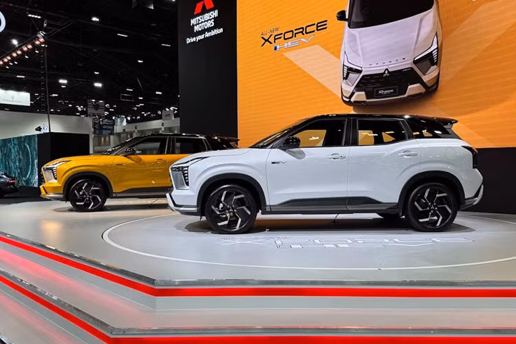 Mitsubishi Xforce HEV 2025 tại Thái Lan sẽ có bốn màu sơn tiêu chuẩn: Trắng kim cương, Xám kim loại, Bạc kim loại và Đen Mica. Ngoài ra, xe còn có các tùy chọn sơn hai tông màu với mui xe màu đen, gồm: Trắng kim cương, Vàng năng động, Đỏ và Xám kim loại.