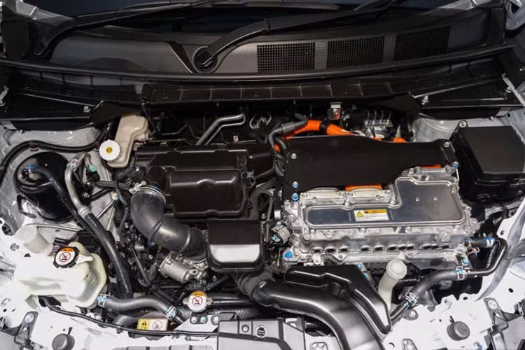 Điểm thay đổi lớn nhất trên Mitsubishi Xforce HEV nằm ở hệ truyền động. Xe sử dụng động cơ xăng 1.6L có công suất 105 mã lực và mô-men xoắn 134 Nm. Kết hợp với mô-tơ điện, xe mang đến tổng công suất 114 mã lực và mô-men xoắn cực đại 255 Nm.
