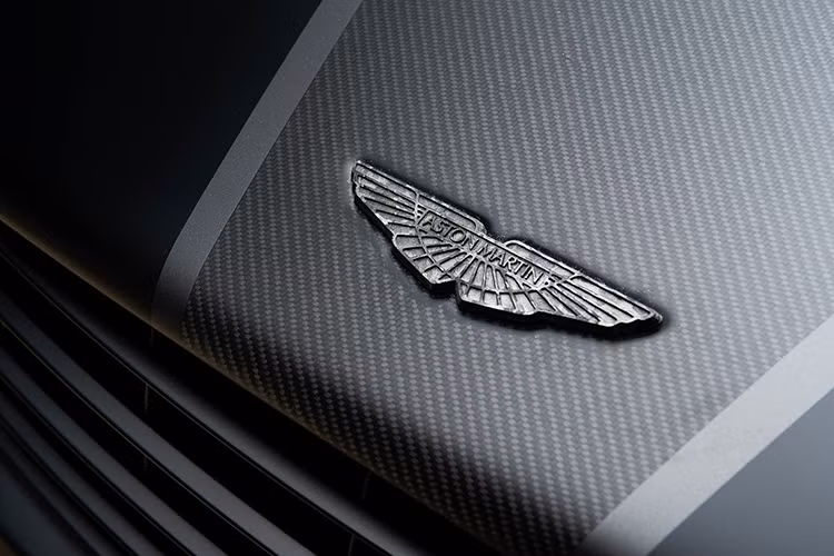 Người đứng đầu bộ phận Q - ông Simon Butler cho biết: "Những chiếc xe của Aston Martin có giá từ 95.000 đến 200.000 bảng Anh, khách hàng đến đây đều thuộc tầng lớp thượng lưu, họ cần chính xác thứ họ muốn. Vì trên thực tế, một người sẵn sàng bỏ số tiền lớn như vậy để mua một chiếc xe, việc sẵn sàng chi thêm để mua sự khác biệt là điều dễ hiểu".