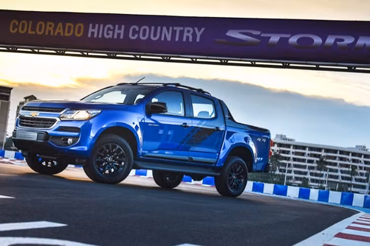 Tại thị trường Thái Lan, mẫu xe bán tải Chevrolet Colorado High Country Storm 2017 sẽ có 2 phiên bản là dẫn động 1 cầu 4x2 và 2 cầu 4x4. Giá bán tương ứng của 2 phiên bản này là 1,028 triệu Baht (khoảng 680 triệu đồng) và 1,098 triệu Baht (khoảng 726 triệu đồng).