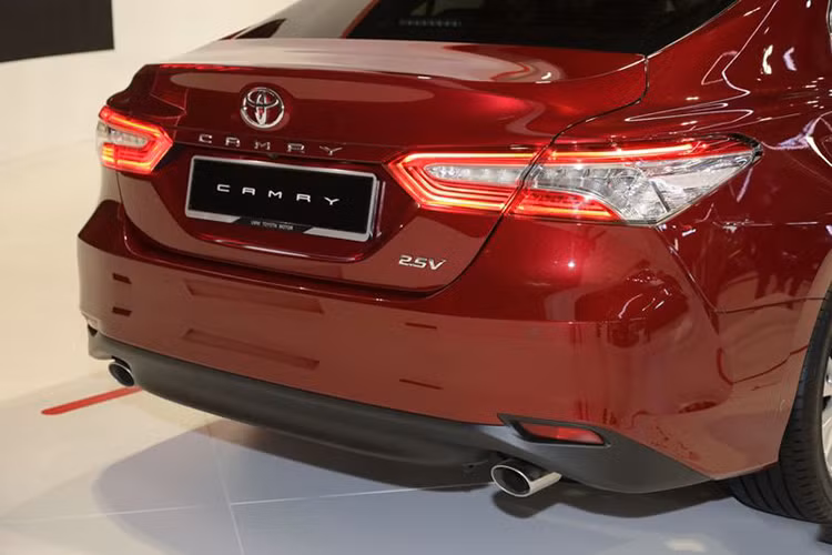 Cụm lưới tản nhiệt to bản với các thanh ngang được mạ kim loại kết nối hệ thống đèn pha tạo nên một thiết kế hài hòa, tinh tế. Sử dụng công nghệ Hi-LED cho khả năng chiếu sáng rộng và xa hơn. Hệ thống đèn pha là nâng cấp đáng giá của Camry 2019 so với phiên bản cũ. Xe cũng được trang bị bộ la-zăng đa chấu kích có kích thước khá lớn.