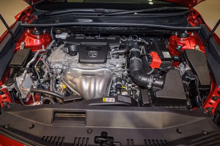 Về động cơ, Camry 2019 được cung cấp sức mạnh bởi khối động cơ 4 xy-lanh, dung tích 2.0L cho công suất 167 mã lực và mô-men xoắn cực đại đạt 199Nm. Đối với phiên bản hybrid, sức mạnh sẽ được gia tăng nhờ kết hợp thêm 1 động cơ điện giúp tổng công suất đạt 211 mã lực.