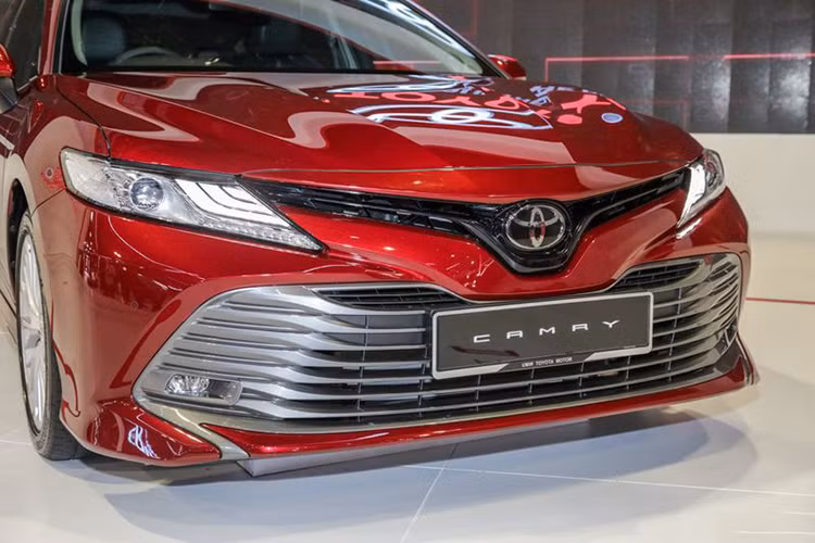Toyota Camry 2019 dành cho thị trường Đông Nam Á có thiết kế tương tự mẫu từng ra mắt năm 2017 tại Mỹ. Xe sử dụng ngôn ngữ thiết kế mới mang tính đột phá của hãng là ‘Keen Look’. Ngoại thất xe nổi bật với mặt ca-lăng tạo hình chữ “V” đập thẳng vào mắt người nhìn.