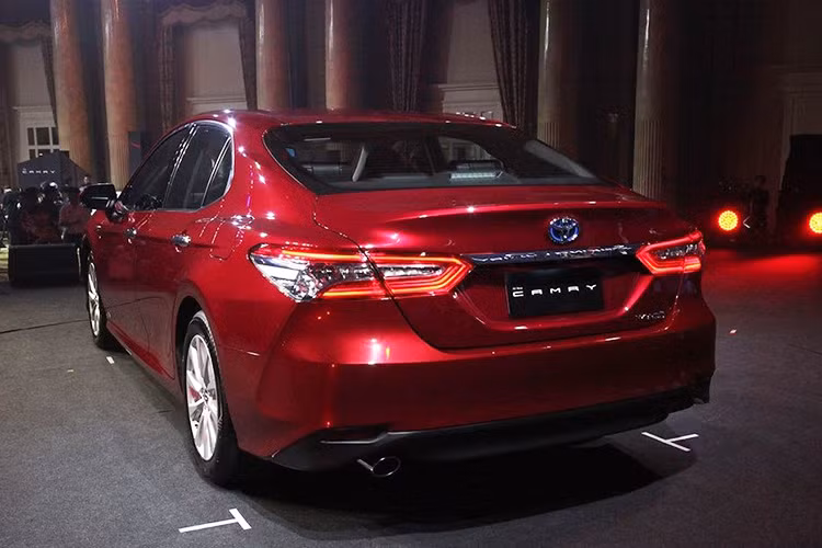 Tại thị trường Thái Lan, Toyota Camry 2019 được phân phối 4 phiên bản gồm 2.0G AT, 2.5G AT, 2.5 HV AT và 2.5 HV Premium AT với mức giá khởi điểm từ 43.600 USD cho đến 54.300 USD.
