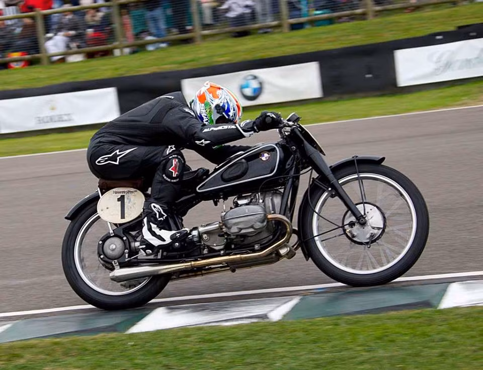Lễ hội Goodwood Revival (7-9/9): Giống như lễ hội tốc độ Goodwood, Goodwood Revival là sự kiện bao gồm cả xe hơi và môtô. Tuy nhiên, Goodwood Revival có phần lễ hội nhiều hơn, các giải đua xe mang tính chất biểu diễn chứ không phải cạnh tranh.