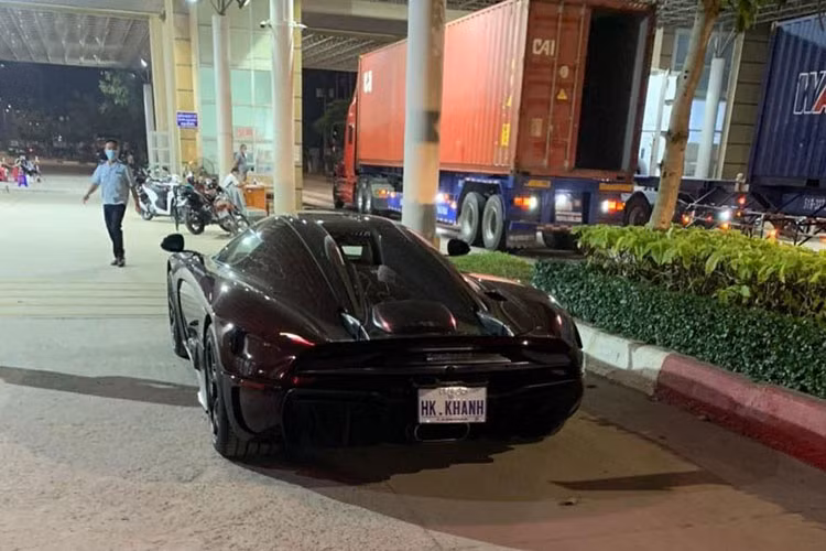 Theo nhiều nguồn tin cho hay, siêu phẩm Koenigsegg Regera về Việt Nam này được nhập khẩu từ một đại lý tại Mỹ. Trên thế giới có tổng cộng 80 chiếc Regera được xuất xưởng thì chỉ có 5 chiếc được hoàn thiện trong màu đỏ đẹp mắt này. 