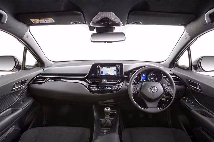 Khoang nội thất của xe được thiết kế dựa trên khái niệm Tech Sensual hoàn toàn mới, gồm vô-lăng ba chấu tích hợp các nút điều khiển chức năng, màn hình hiển thị kích thước 4.2 inch, hệ thống tin giải trí với màn hình cảm ứng 8 inch, ghế ngồi bọc da kết hợp chất liệu vải cao cấp, dàn âm thanh 9 loa Bose cao cấp.