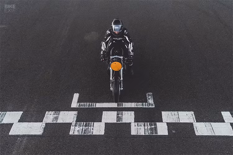 Xe có 2 chế độ lái là Race và Town giúp việc điều khiển dễ chịu hơn. Khâu này được thực hiện bởi X Bikes, chuyên thiết kế và lắp đặt các bó dây điện. Calum cho biết: “Các giắc đều chuyển sang loại cắm rút đơn giản để tăng cảm giác thể thao đồng thời dễ bảo dưỡng hơn”.