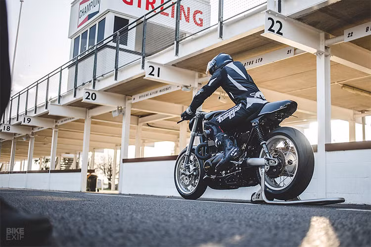 Với công suất 87 mã lực, chiếc Triumph Thruxton R đời mới vốn đã đủ nhanh nhẹn, nên Calum không can thiệp vào động cơ, chỉ cùng deBolex thay lọc mới loại K&amp;N cùng hệ thống xả tự chế tạo từ inox. Khung xe sơn đen bóng trong khi các chi tiết khác được mạ xám.