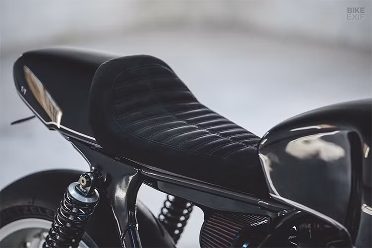 Toàn bộ phần thân Triumph Thruxton R làm từ nhôm. Đầu tiên, nhóm độ bắt đầu từ phần mỏ cày và ốp két nước, với mục đích là có thể gắn chúng vào phần khung dưới. “Chúng là những phần khó thực hiện nhất vì có rất nhiều góc cạnh, hình dạng và mối nối. Việc thay đổi vẫn phải giữ được nét tự nhiên, nhất quán ban đầu”, Calum kể lại.