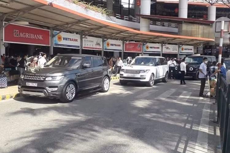 Mới đây, trên mạng xã hội lan truyền đoạn video quay lại cảnh một đoàn xe rước dâu hàng khủng khoảng 19 chiếc của các thương hiệu nổi tiếng Rolls-Royce, Bentley, Range Rover, Porsche Panamera, Lexus hay Mercedes-Benz tại Hà Nội đã khiến không ít người đi đường trầm trồ. Được biết, hơn phân nửa dàn xe thuộc sở hữu của tập đoàn Mường Thanh.