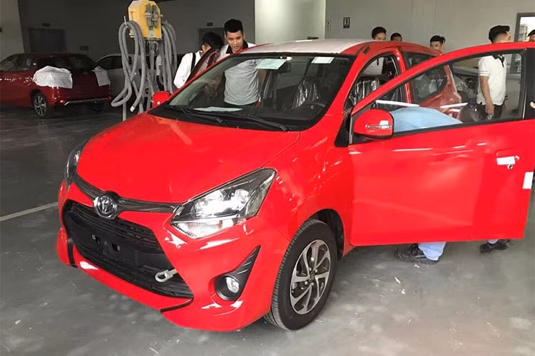 Cùng với mẫu Rush, chiếc xe Toyota Wigo giá rẻ cuối cùng cũng đã có mặt tại một đại lý chính hãng ở Việt Nam, chuẩn bị bán ra chính thức. Điều này cho thấy các mẫu xe Toyota nhập về từ Indonesia đã hoàn thành các thủ tục thông quan, đáp ứng được các quy định từ Nghị Định 116.