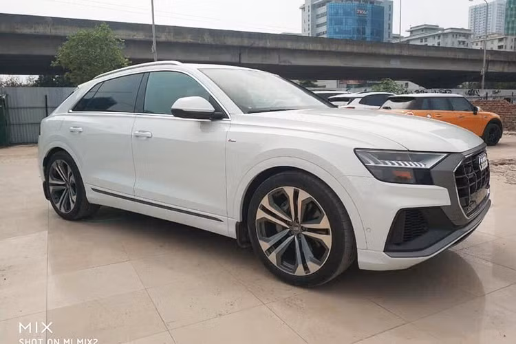 Tại thị trường Việt Nam, mẫu xe này từng được nhà phân phối Audi trưng bày chính hãng tại VMS 2018. Giá bán Audi Q8 2019 chính hãng từ 4,5 tỷ đồng, tuy nhiên thời điểm giao xe là tháng 7/2019 tới đây. Chiếc xe trong bài viết này được nhà phân phối tư nhân chào bán ở mức hơn 5 tỷ đồng, tuy nhiên đây là bản cao cấp.