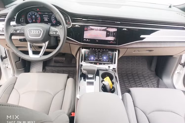 Bên trong khoang cabin của Audi Q8 ngập tràn công nghệ với nhiều màn hình cảm ứng MMI (10.1 inch phía trên và 8.6 inch phía trước), cùng màn hình thực thế ảo 12.3 inch, hiển thị thông tin trên kính lái, tuỳ chọn tông màu, hệ thống âm thanh tiên tiến Bang &amp; Olufsen, tuỳ chọn ghế ngồi massage, điều hoà 4 vùng.