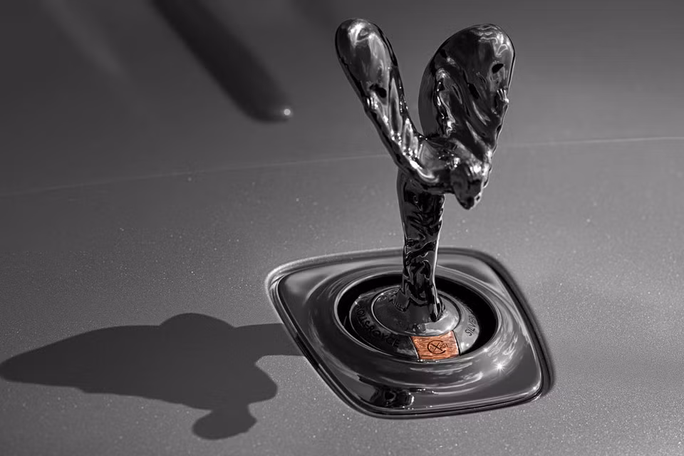 Đúng như tên gọi Silver Ghost, biểu tượng Spirit of Ecstasy đặc trưng ở trước mũi xe được đúc từ bạc nguyên khối đi kèm một tấm bảng nhỏ bằng đồng khắc các ký tự AX201 - biển số của chiếc Silver Ghost đời 1907. Vật liệu bạc còn được pha vào sơn để vẽ những đường coachline trên Rolls-Royce Silver Ghost Collection. 
