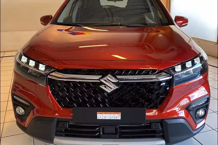 Nằm bên trong thân vỏ của mẫu SUV hạng B này cũng là cơ sở gầm bệ Global-C của Suzuki. Dự kiến, Suzuki Grand Vitara 2022 sẽ sở hữu chiều dài 4.365 mm, chiều rộng 1.795 mm, chiều cao 1.635 mm và chiều dài cơ sở 2.600 mm giống Toyota Urban Cruiser Hyryder mới. Hiện giá xe Suzuki Grand Vitara 2022 vẫn chưa được hé lộ.